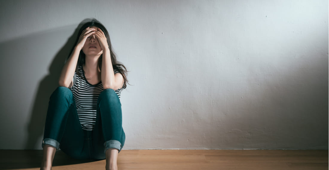 Женщина возле стены